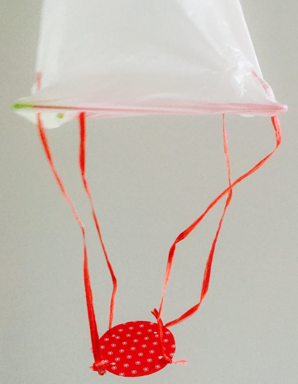 Ein selbst gebastelter Heißluftballon aus einer Plastiktüte, Bändern, Tesafilm und Pappe