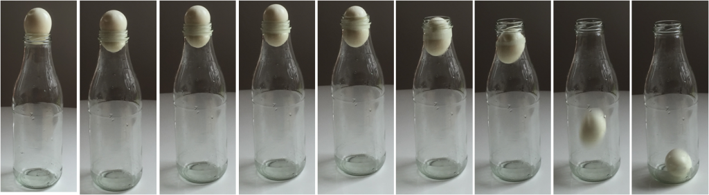 Eine Bildserie ist zu sehen. Das gekochte Ei steckt zu Beginn auf dem Flaschenhals und bewegt sich langsam komplett in die Flasche hinein