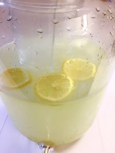 Fertige Zitronenlimonade mit Zitronenscheiben. Köstlich.