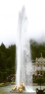 Die Wasserfontäne vor Schloss Linderhof reicht bis zu 22m hoch. Die Kraft dazu erlangt das Wasser allein aus dem natürlichen Gefälle.