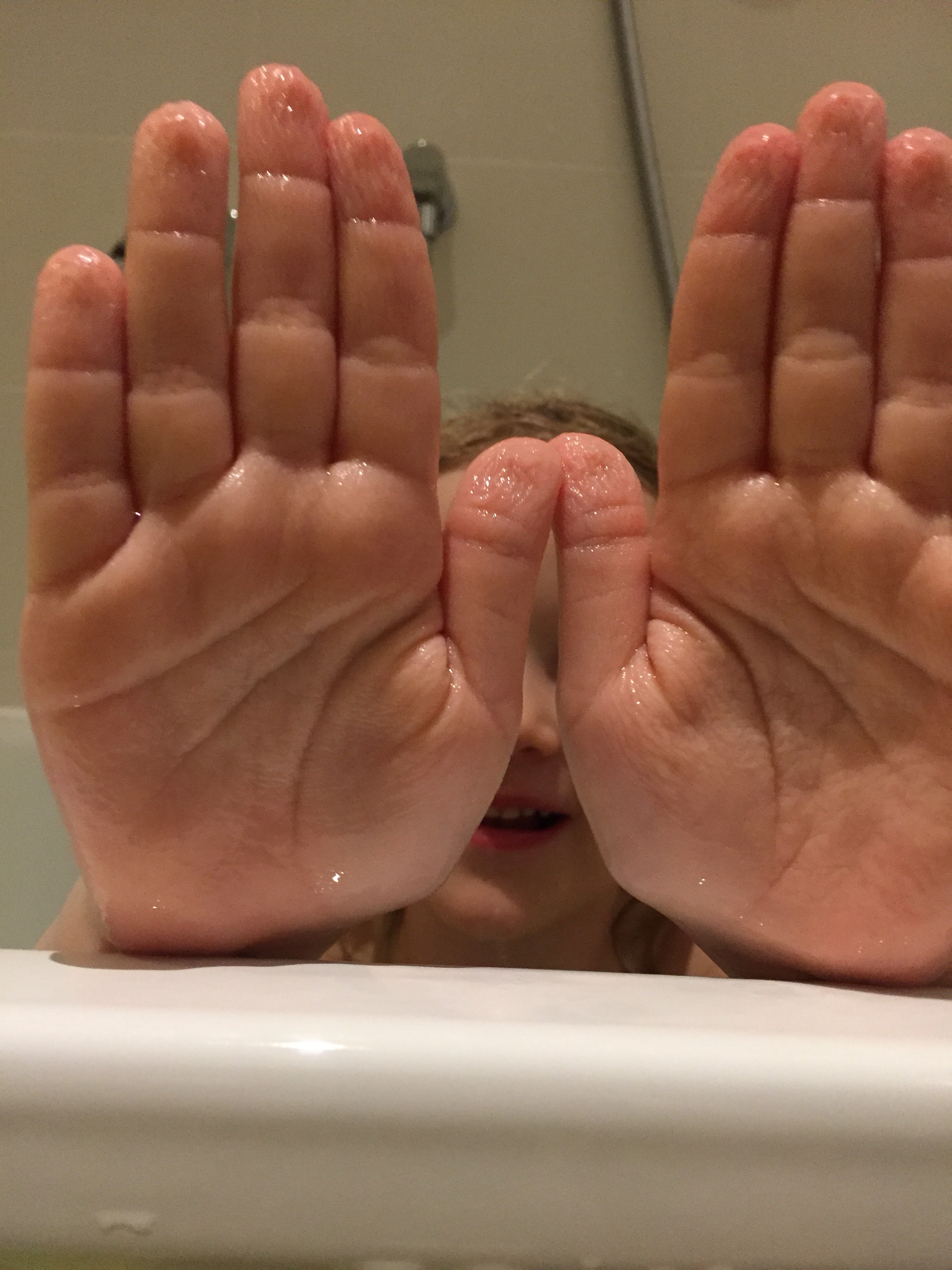 Blogparade „Kinder sind Forscher“: Schrumpelhaut Hände Schrumpelhaut Badewanne