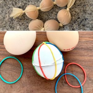 Eier für Färbung vorbereitet, eingewickelt in Strümpfe oder Gummibänder 