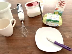 Forschen für Kinder Crème brûlée Zutaten: Eier, Zucker, Sahne, Vanilleschote und Handmixer, Teller, Messer, Waage, Rührschüssel