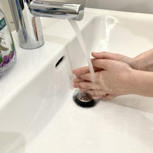 Hände unter fließendem Wasser. Hände waschen ist wichtig.