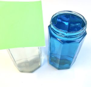 Forschen für Kinder Dichteexperiment mit Wasser. Zwei Gläser mit Wasser gefüllt sollen mit der Öffnung übereinander gestellt werden. 