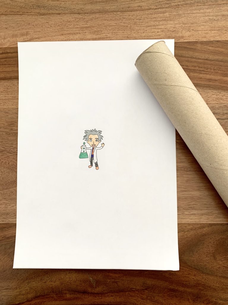 Blatt Papier mit bemaltem Forscher aus dem Logo von Forschen für Kinder. Daneben liegt eine Papprolle.