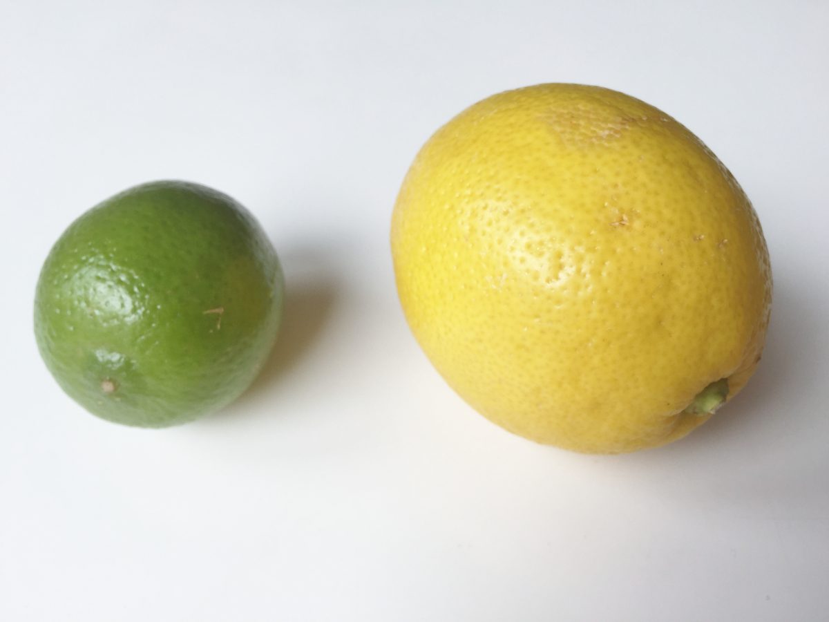 Zitrusfrüchte als feuerspeiende Zauberfrüchte: linkes eine grüne Limette, rechts eine gelbe Zitrone