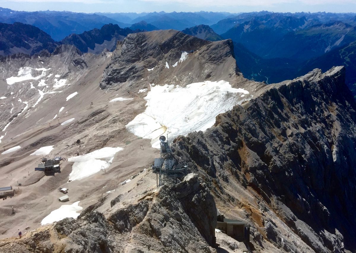 Eisflächen auf Bergrücken: zu sehen sind der Rest des südlichen und nördlichen Schneeferner Gletschers auf dem Zugspitzplatt.