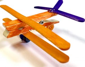 Forschen für Kinder Flugzeug Doppeldecker aus Holzstäben und Wäscheklammer