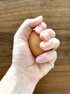 Forschen für Kinder Experiment mit Ei Kräftemessen Ei zerdrücken